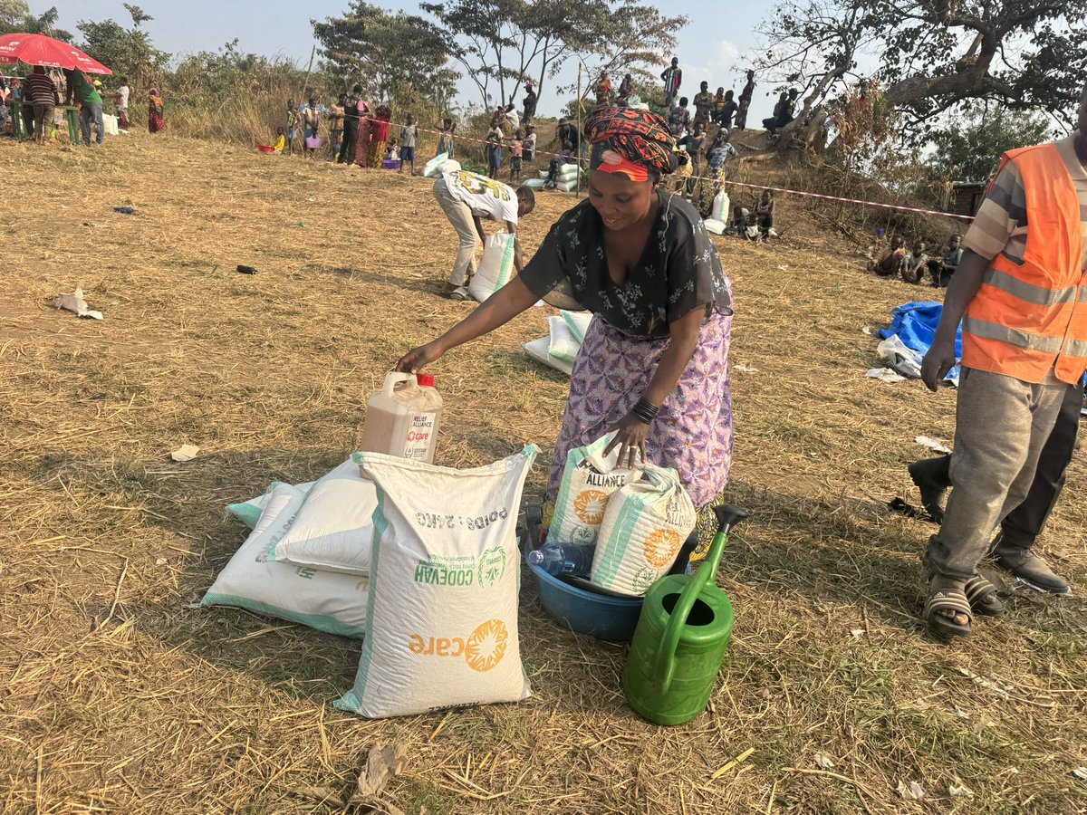 codevah's tweet photo. 📍Fizi | Sud-Kivu

@caredrc et @CODEVAH poursuivent la distribution d’intrants agricoles au profit de 702 ménages vulnérables dans les aires de santé de Kananda et Kichula. Une action qui contribue à renforcer la sécurité alimentaire et la résilience des communautés. https://t.co/pMSa6rUKsO