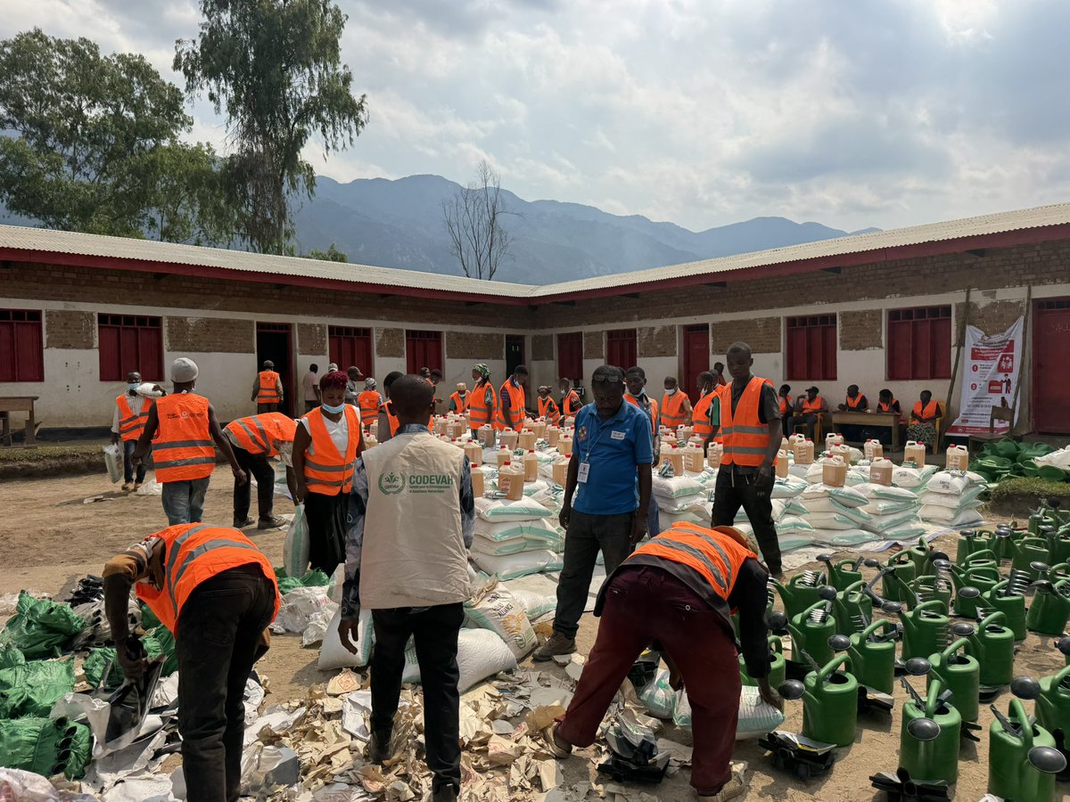codevah's tweet photo. 📍Fizi | Sud-Kivu

@caredrc et @CODEVAH poursuivent la distribution d’intrants agricoles au profit de 702 ménages vulnérables dans les aires de santé de Kananda et Kichula. Une action qui contribue à renforcer la sécurité alimentaire et la résilience des communautés. https://t.co/pMSa6rUKsO