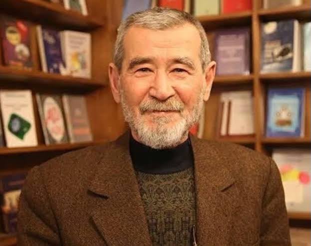 vekilince's tweet photo. Öldü işte nasıl ölürse bir şair
Kelimeler öksüz kafiyeler yetim
Üryan geldi dünyaya, gitti fakir
Ahmet Telli sustu şiir artık…

Hatırası önünde saygıyla eğiliyorum! https://t.co/XPOSboEFE7