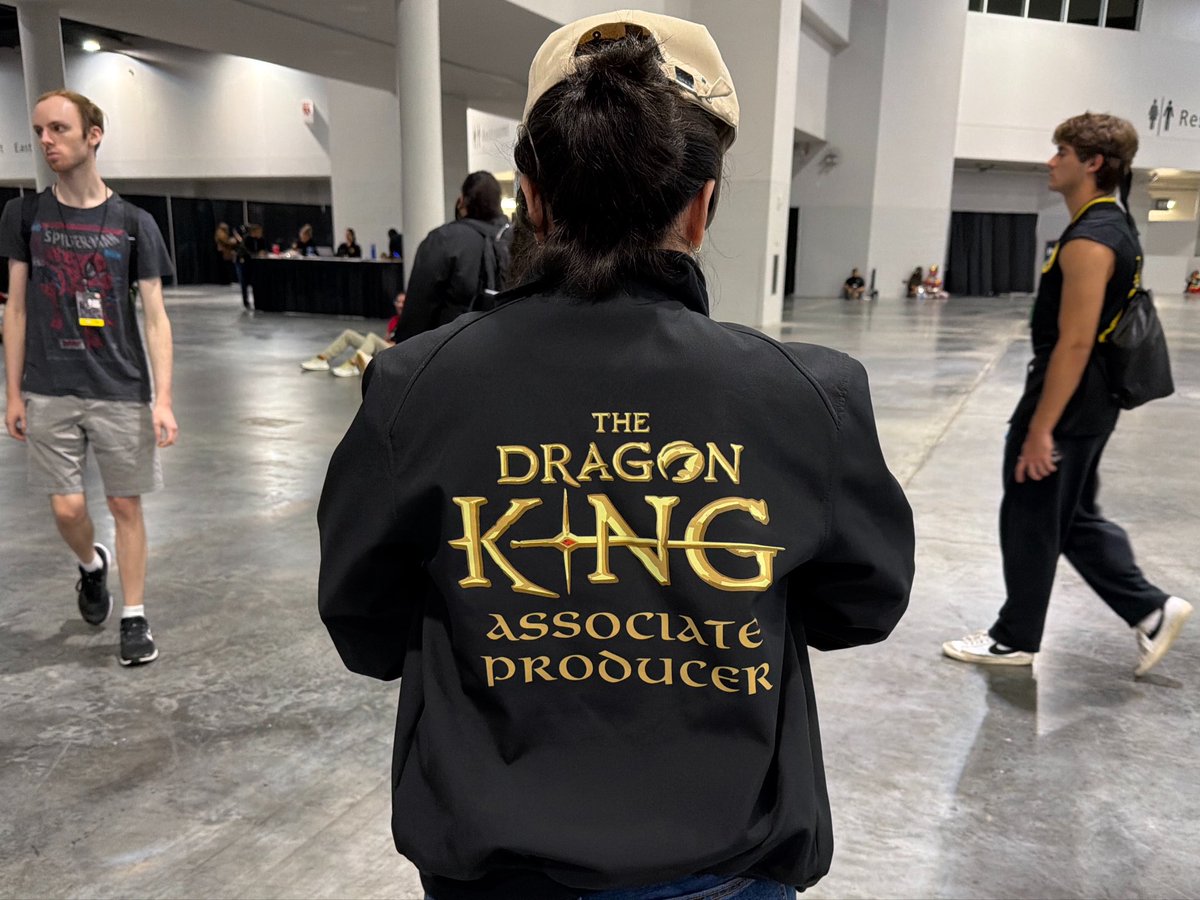 itsreeljames's tweet photo. When I saw a fellow @thedragonprince fan at Florida Supercon, I *had* to hop out of line to go say hi!

AND I got to see #TheDragonKing associate producer jacket in person!

@aaronehasz @wildspeculation https://t.co/A3fmXe8ka6