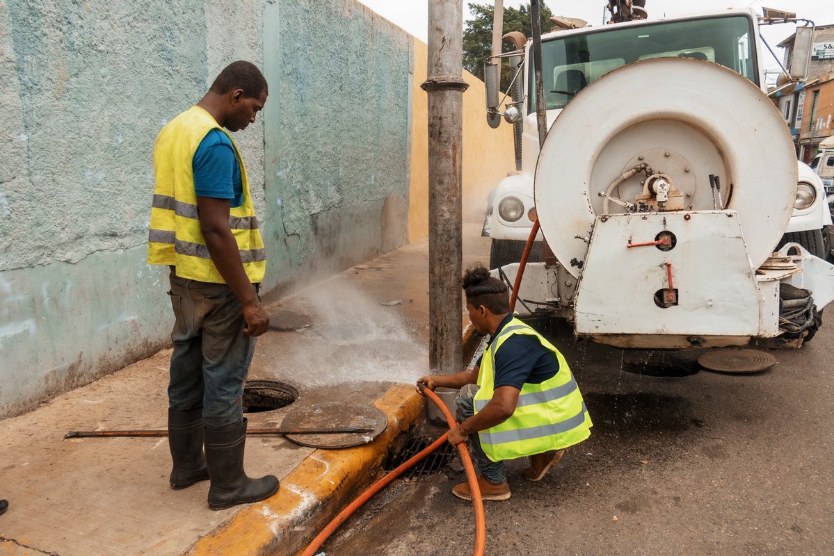 AlcaldiaDN's tweet photo. 👷‍♂️💧 Con visión, orden y firmeza, continuamos en modo preventivo con la limpieza de imbornales en distintos sectores, fortaleciendo el drenaje urbano y reduciendo riesgos. 🌧️

Tu colaboración es clave: no saques la basura a las aceras. https://t.co/gmVbT32Z8H