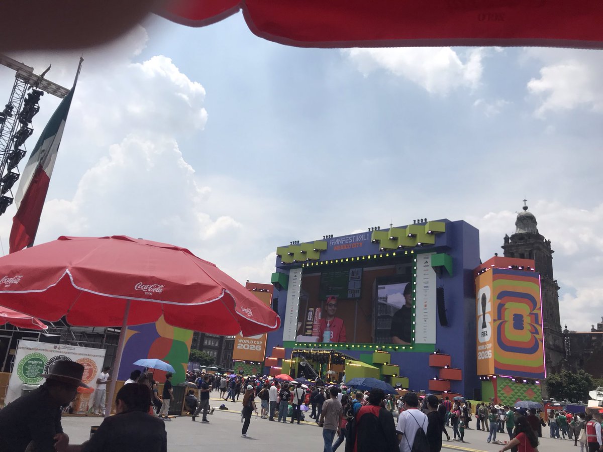 JAVSODA7's tweet photo. QUE BONITO SER EL ÚNICO QUE APLAUDE EN LA ZONA QUE ESTABA EN EL GOL DE BÉLGICA 🇧🇪 ,
ASÍ YA SE LA SABEN SI GANA O
PIERDA ,
COTORREEN GENTE NI ESPAÑOLES NI BELGAS SOMOS
#MEX🇲🇽 https://t.co/ETctH5rdct