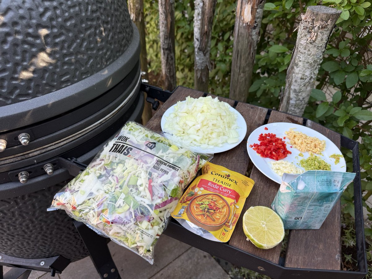 EddeHeus's tweet photo. #WhatIsOnTheBBQ Thaise mosselen met zelfgemaakte friet. https://t.co/QfCAgRaicq