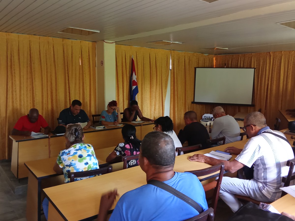 villacons's tweet photo. #10AñosECMVC 🇨🇺👷‍♂️"El sindicato tiene que desempeñar un papel protagónico y más en los tiempos actuales", así lo ratificaron los constructores de #VillaClaraConTodos durante la Asamblea de Representantes de la #ECMVC.

#RevolucionEsConstruir
#ConstruyendoElFuturo https://t.co/kdwvUYjxRl