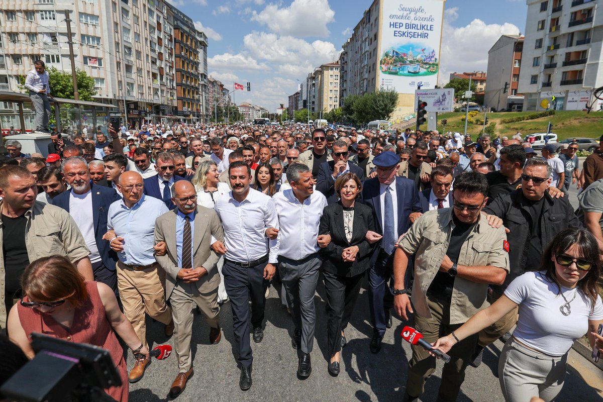 AKDOGANumut's tweet photo. Özgür Özel: “Geç kalınıyor vehmine kimse kapılmasın.

Ya gösterdiğimiz sabrın sonucu partiye döneriz, ya da sabrın taştığı yerde yeni partiyi kurar birinci parti yine oluruz.

O noktada bize güvensinler.” https://t.co/a4nzPOBM0r