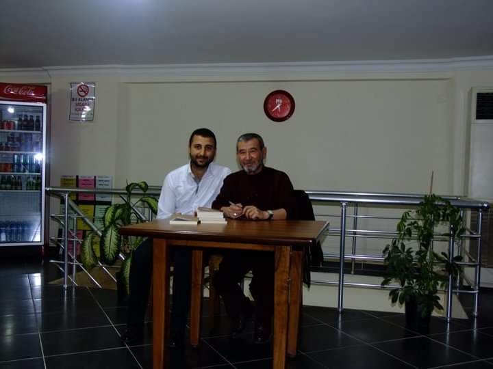 Satuasde's tweet photo. 20'li yaşlarımın ortalarında tanıştığım Ahmet Telli hayatını kaybetti. "Ey tarih/Aç solgun yapraklı defterini/Ve kaydet/Dövüşenlerin hikâyesini" diyordun. Dövüşenlerin, ezilenlerin hikâyesini bir tarihçi olarak anlatmaya devam edeceğim. Ruhun şad olsun. #AhmetTelli https://t.co/X2sSPWWjyu