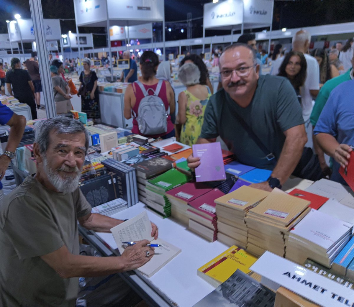 hasanyuce19's tweet photo. 2025 Ağustos... Akçay Altınkum'da Kitap fuarında görüşmüştük.. Devr'i Daim Mekanı Gönüller Olsun.. #AhmetTelli https://t.co/ocZzHF8uS8