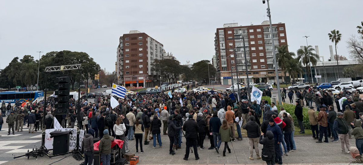 cdcamy's tweet photo. Acompañamos la marcha al Palacio Legislativo organizada por distintas organizaciones de cazadores, coleccionistas, deportistas, armeros y  ciudadanos honestos, que defienden el derecho a la tenencia responsable de armas, como atributo de la libertad. https://t.co/7PiVdbRAyM