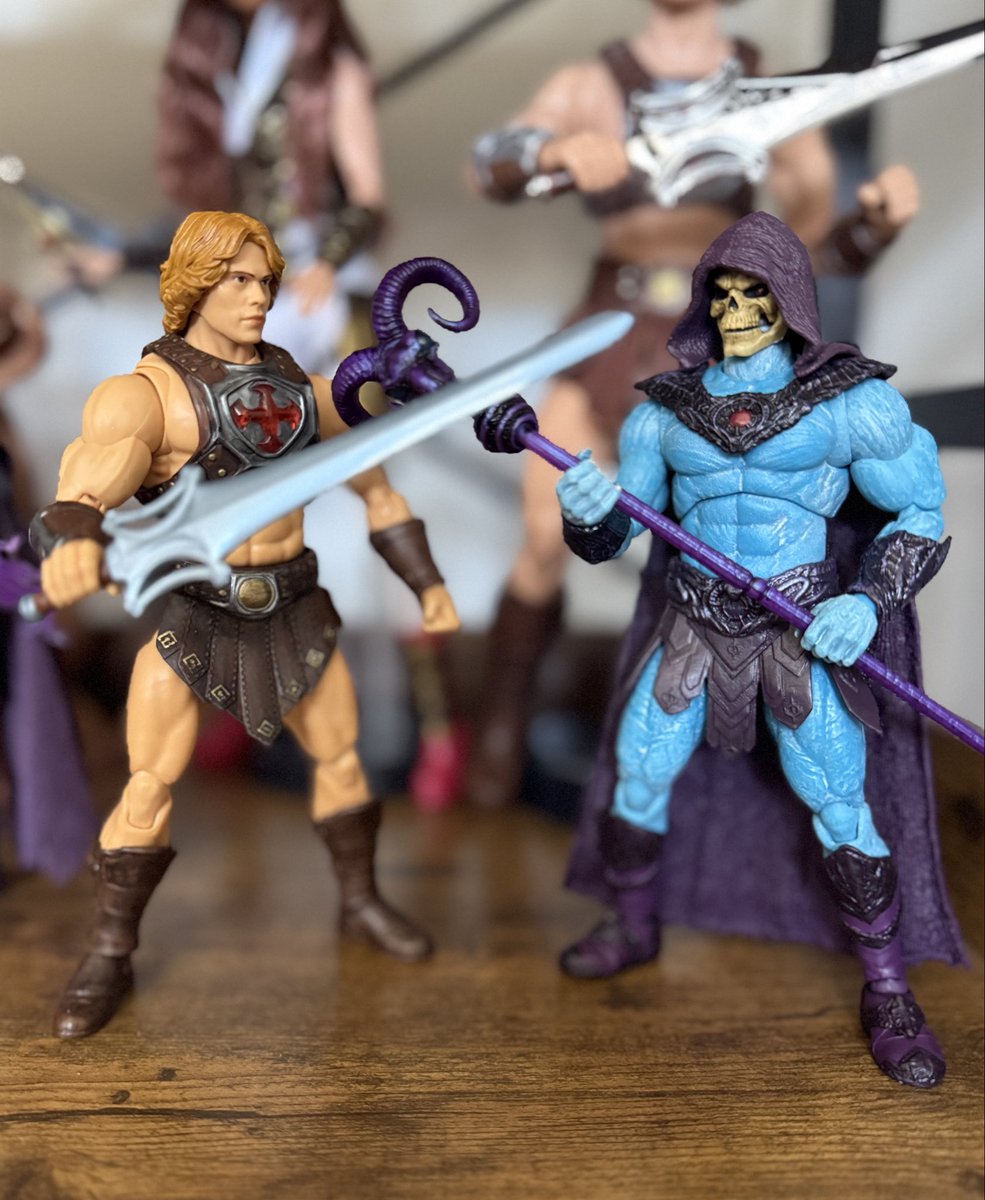 daniel_dias's tweet photo. My Masters of the Universe Chronicles He-Man and Skeletor 2-Pack just arrived from Mattel Creations. The smell of fresh action figures (plastic and paint!) is so strong that I wouldn’t be surprised if they were made a couple of days ago.

He-Man is pretty much the same figure I already had. His sword is a bit bluer this time around. Skeletor’s blue skin is much stronger and brighter, and his Havoc Staff is purple. The main difference, however, is the face: this one has a better-defined jaw with a complete set of teeth. My other one is grittier. I love that now I have one of each.

The box is beautiful and you can check it out on the post. The interior photos are in the comments. I know a lot of you will keep these guys in, but I need to play! They’re now gracing my “variants” shelf.