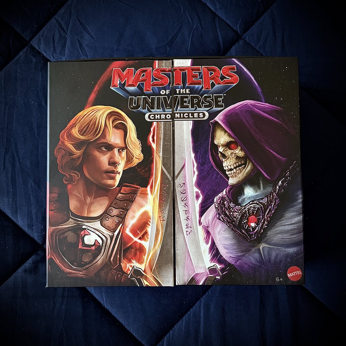 daniel_dias's tweet photo. My Masters of the Universe Chronicles He-Man and Skeletor 2-Pack just arrived from Mattel Creations. The smell of fresh action figures (plastic and paint!) is so strong that I wouldn’t be surprised if they were made a couple of days ago.

He-Man is pretty much the same figure I already had. His sword is a bit bluer this time around. Skeletor’s blue skin is much stronger and brighter, and his Havoc Staff is purple. The main difference, however, is the face: this one has a better-defined jaw with a complete set of teeth. My other one is grittier. I love that now I have one of each.

The box is beautiful and you can check it out on the post. The interior photos are in the comments. I know a lot of you will keep these guys in, but I need to play! They’re now gracing my “variants” shelf.
