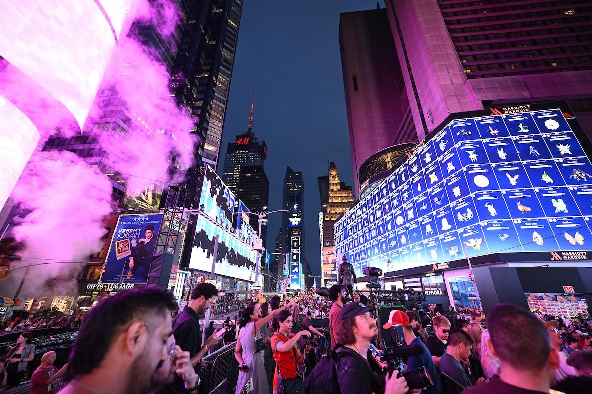 omerA_li's tweet photo. 🎮 Pokémon Go, 10. yıl dönümünde 2015'teki ilk fragmanındaki vizyonu gerçekleştirdi: Times Square'de 2000 oyuncu bir araya gelip Mewtwo'yu yakalamak için birlikte savaştı. Oyunun ilk tanıtımında hayal edilen toplu oyun deneyimi nihayet hayata geçti. #Oyun https://t.co/lUFeK8FSHM