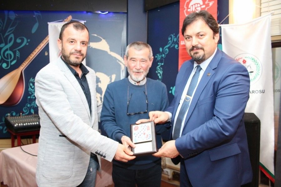 gurkanaltun16's tweet photo. 2018’de Bursa Barosu ve ÇGD nin konuğuydu Büyük Usta Ahmet Telli! Şiire ve yaşama dair söyledikleri mıh gibi çakılmıştı zihnimize; “Ben,
iki şairden etkilendim;
Biri hayat,diğeri Don Kişot.
Adaleti zenginlere bakarak değil,yoksulların gözüne bakarak sağlayan biridir Don Kişot > https://t.co/MBq2jyR1TN