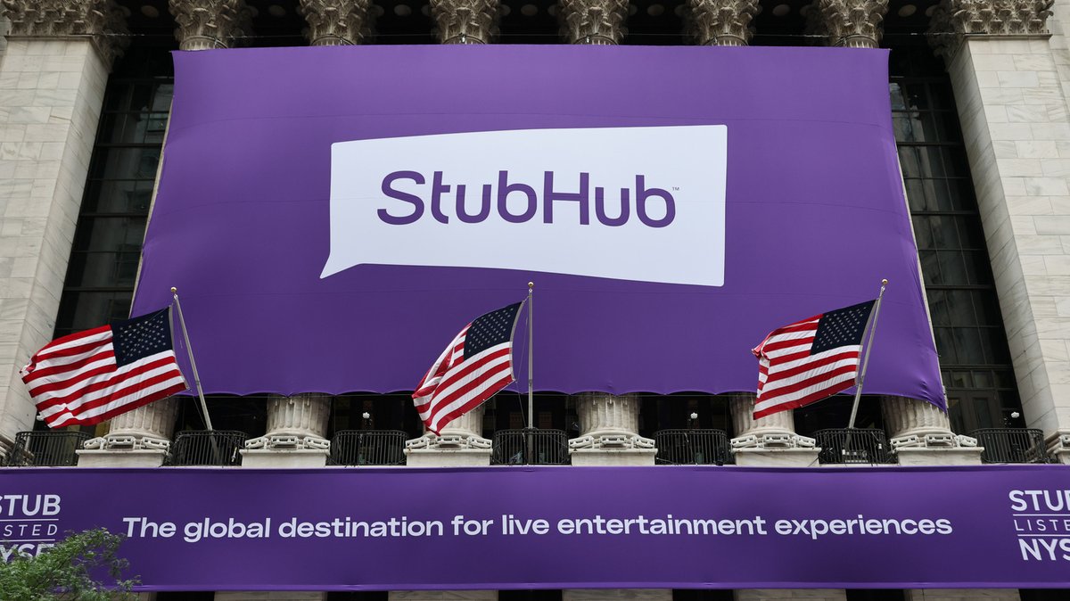 omerA_li's tweet photo. 🎫 StubHub CEO'su Eric Baker, kendi platformundaki bilet karaborsacılarına milyonlarca dolar yatırım yapıyor. CBC'nin haberine göre Baker, toplu bilet alıp yüksek fiyatla satan scalper'ları fonluyor. #Teknoloji #Etkinlik #StubHub https://t.co/LRZPldx4ul