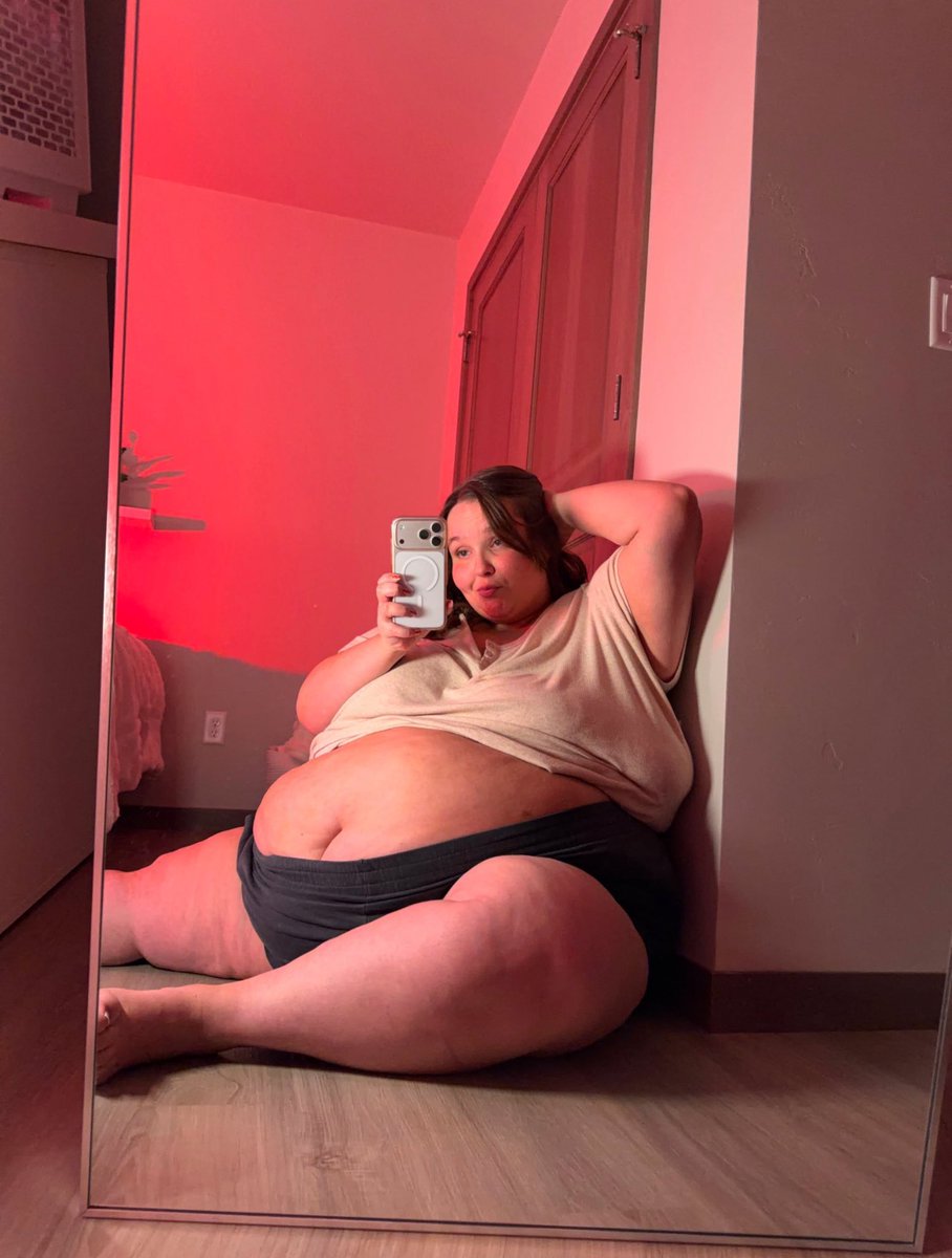 glazedabby's tweet photo. Would you date a big girl like me? (I’m 500lbs+)😋
 
◯ Yes  

◯ No  

◯ Depends https://t.co/vwjHSQnlsq