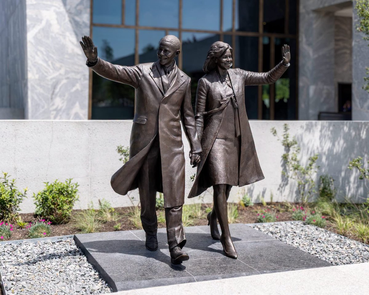 AuthorJoeNBrown's tweet photo. • How It Started
• How It’s Going
• Different Seasons, Same Love
#ObamaAppreciationDay💛
#ObamaPresidentialCenter 👋🏼
#HowToObama #HowItStarted #HowItsGoing https://t.co/m0mUUA1gR6