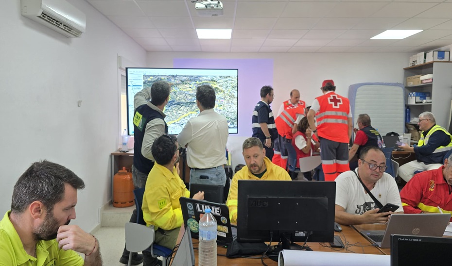 E112Andalucia's tweet photo. 🔴 Consulta toda la información sobre las personas que continúan desalojadas por el #IFLosGallardos #Almería y las labores que se están realizando en la zona del incendio en el siguiente enlace 

https://t.co/Df9z89IBip https://t.co/ueUYtR3Yuq