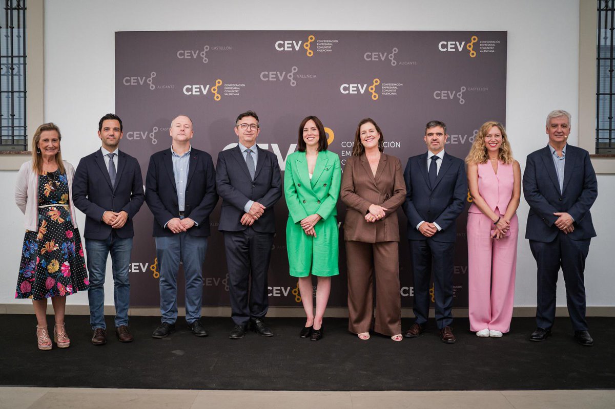 DianaMorantR's tweet photo. "Por cada euro invertido en un centro tecnológico se generan 11€ de PIB y por cada millón de euros invertido se crean 181 empleos".
Hoy he acompañado a @FEDIT en la presentación de un estudio que confirma que apostar por la ciencia y la innovación es apostar por el crecimiento. Por eso, en el Gobierno de España llevamos 8 años invirtiendo como nunca.
Gracias, @FEDIT, por elegir València para presentar este estudio, un reconocimiento al talento y al liderazgo innovador de esta tierra.