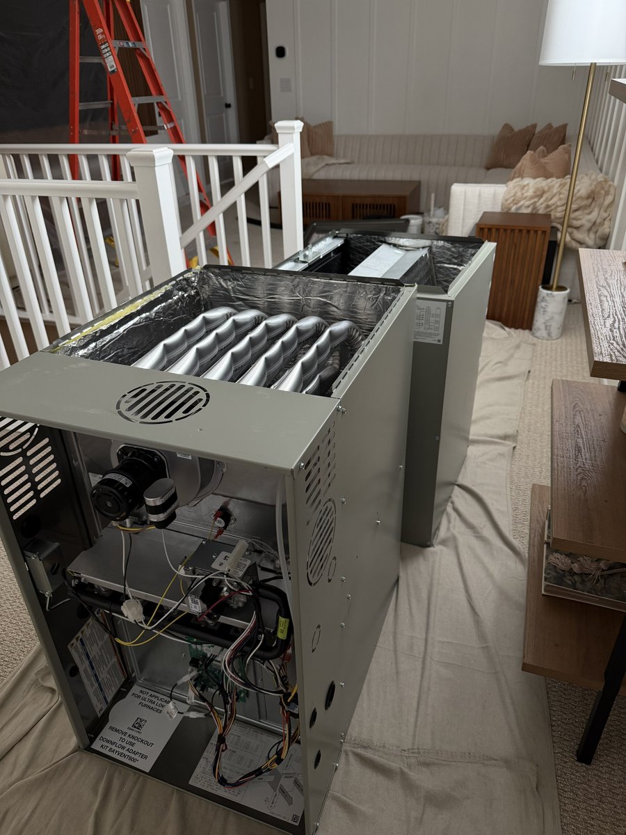 OnlyArmik's tweet photo. Don’t you just love an unexpected expense. In 107f / 41c Las Vegas heat and your AC dies. https://t.co/szqgJxRFAp