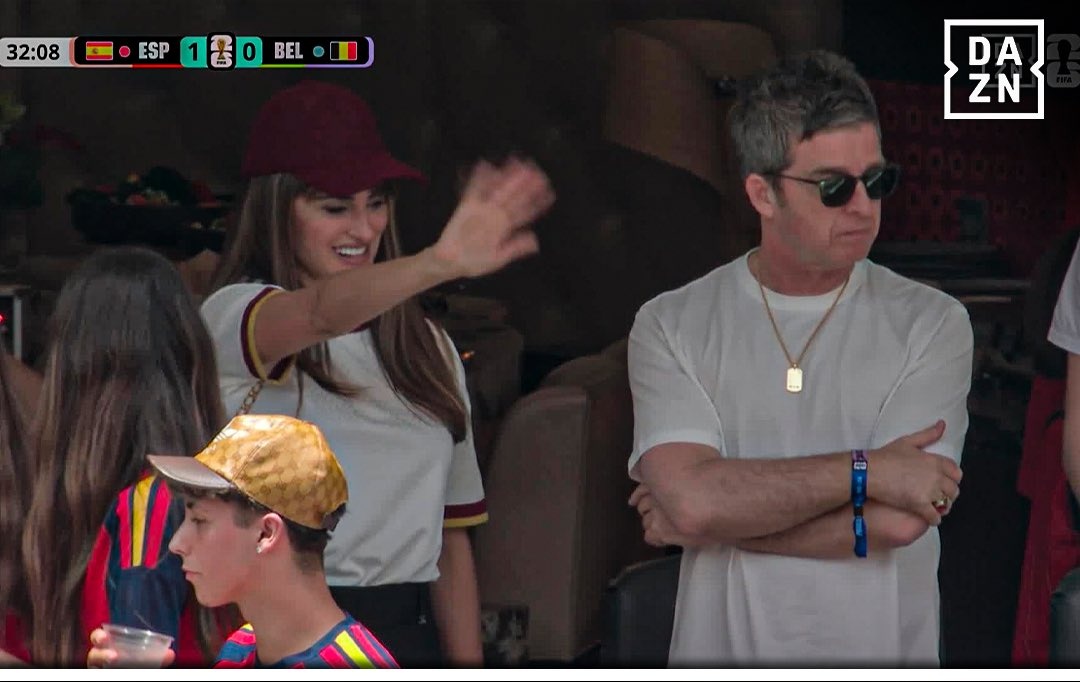 acervopenelopbr's tweet photo. 🚨 Nossa Penélope Cruz vista novamente assistindo o jogo da Espanha contra Bélgica na Copa Do Mundo, dessa vez ao lado de Liam Gallagher da banda Oasis.  

Fifa World Cup #ESPxBEL https://t.co/1Fgbc4shkA