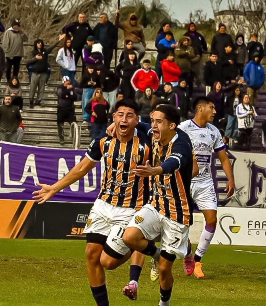 docksdunapasion's tweet photo. [SE QUEDÓ SIN NAFTA]

Fue derrota 2 a 1 ante Villa Dálmine

El gol lo marcó Iván Álvarez, para un Dock Sud que había hecho un buen primer tiempo, pero en el segundo fue un equipo muy distinto

Polémico arbitraje de Barrios que expulsó a Villarreal 

#VamosDocke #docksudunapasion https://t.co/F4MYjmLYXc