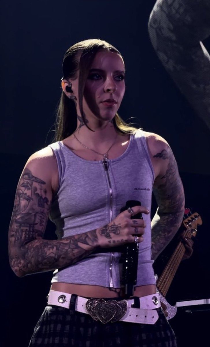 mikosmusa's tweet photo. are you all seeing this. her fucking arms. are u seeing this. https://t.co/siJY5LlavX