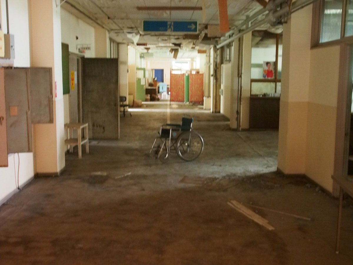 wasuretagano's tweet photo. 入り口の車椅子もそう
こんなの誰かが動かして遊んでいてもおかしくなさそう
ただこのセッティングが完璧すぎて動かそうという気が起きないだけなのかもしれない
振り返ってみれば屋根の劣化が目立つ https://t.co/c6XaNrc0Gy