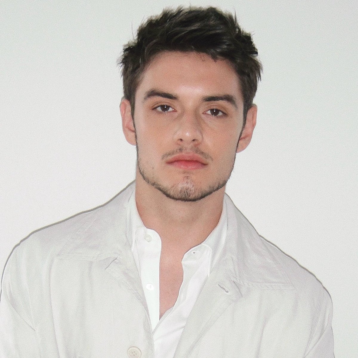 bchartsnet's tweet photo. 🤤 Louis Partridge deixa garotas apaixonadas muito tristes, chorando de tesão, em novas fotos. https://t.co/dmtI392ebb