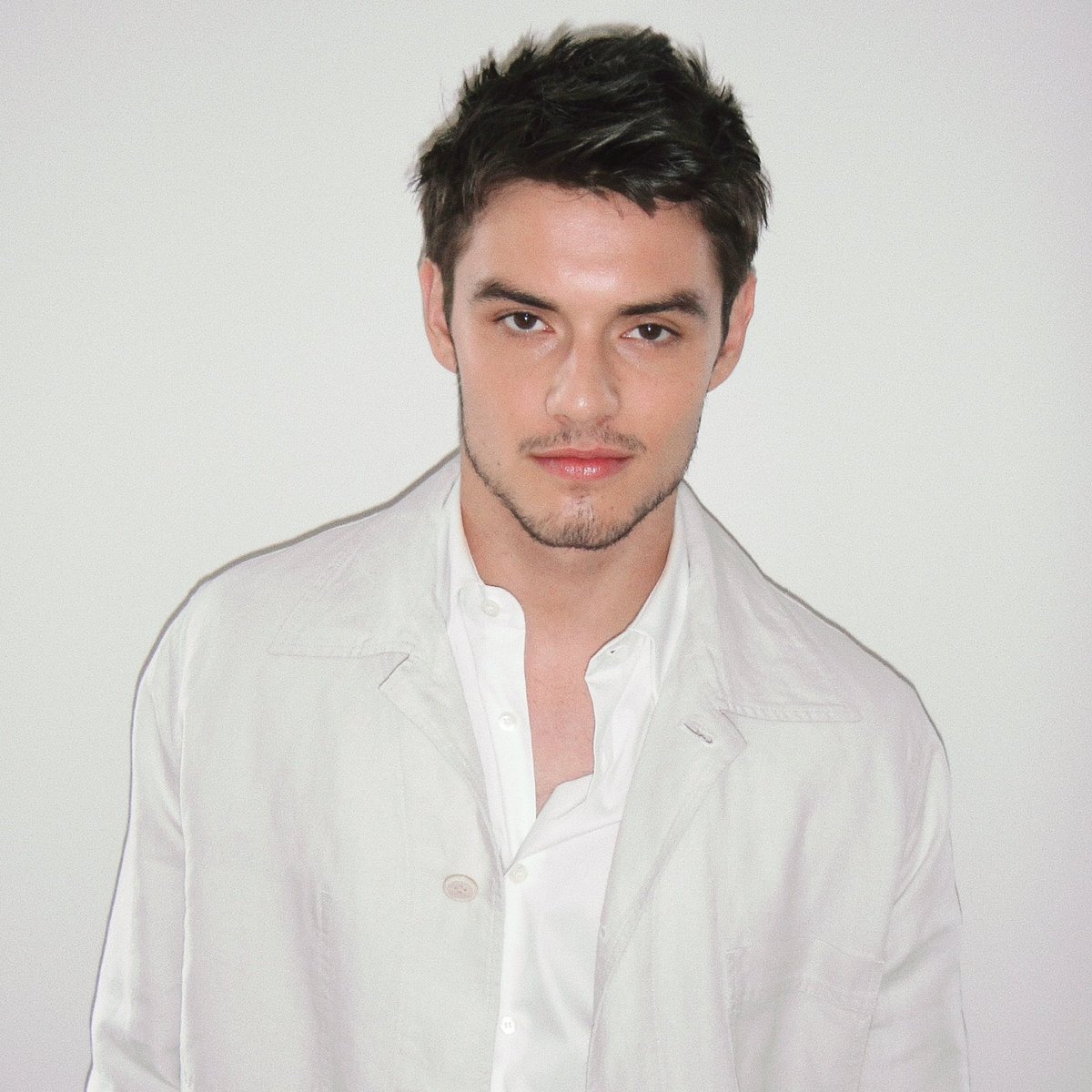 bchartsnet's tweet photo. 🤤 Louis Partridge deixa garotas apaixonadas muito tristes, chorando de tesão, em novas fotos. https://t.co/dmtI392ebb