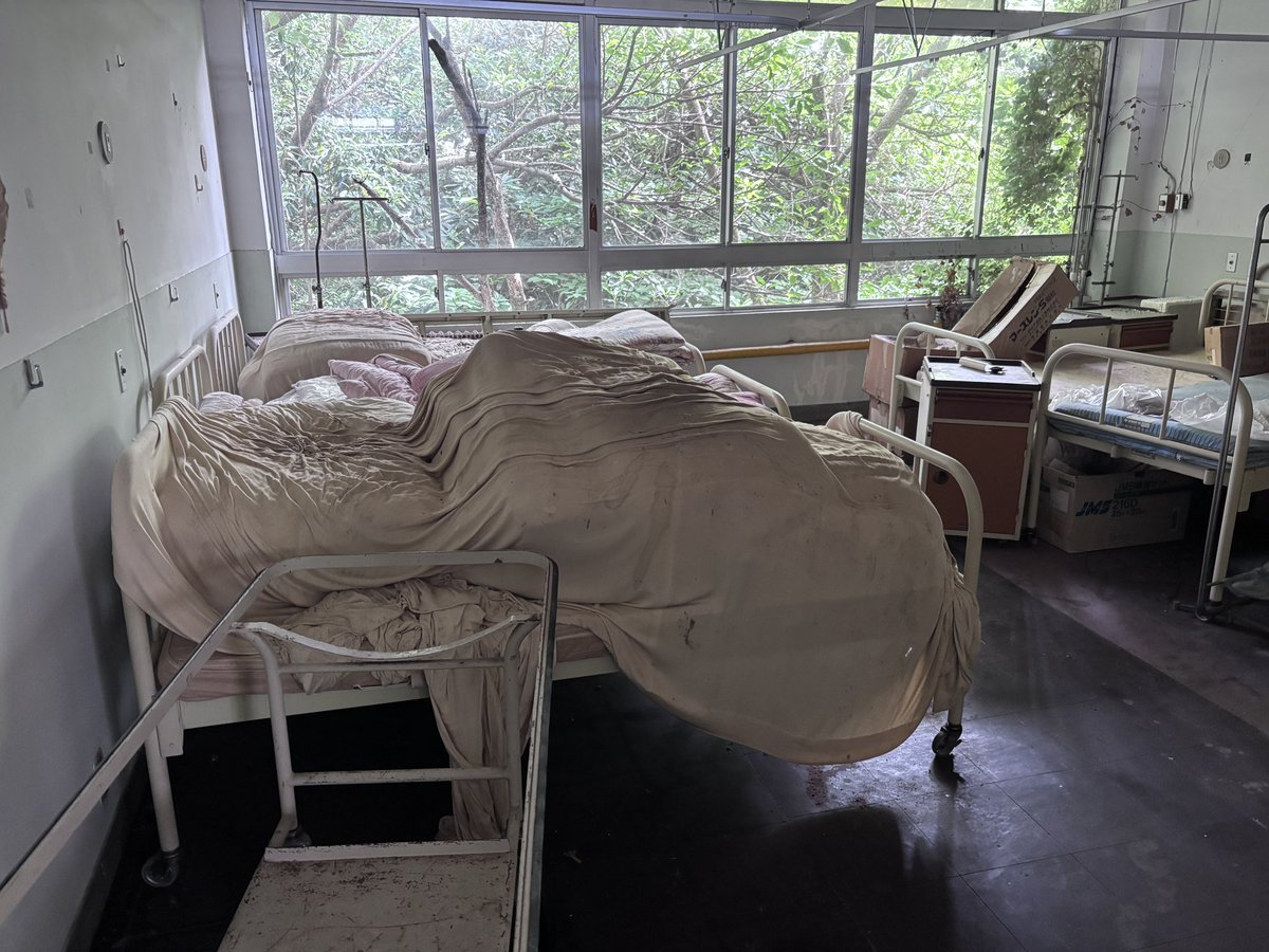 wasuretagano's tweet photo. この盛り上がったベッドもザワつく
他はマットだけなのに、コイツだけ何か今にも動きそうな質量がある https://t.co/JxohEbtPcg