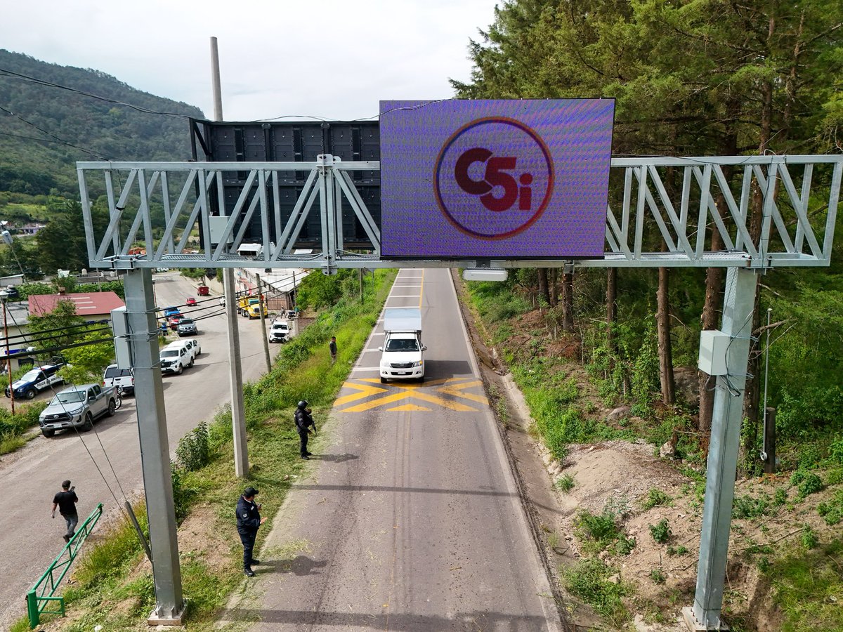 salomonj's tweet photo. Inauguramos un Arco de Seguridad REPUVE en #Ixtlán de Juárez para fortalecer la seguridad y proteger a las familias de la zona. 🚨

Como parte de nuestra gira de trabajo, pusimos en marcha este Punto de Monitoreo Vehicular, que operará de manera coordinada con el @C5i_Oaxaca para detectar vehículos con reporte de robo, generar información sobre el tránsito vehicular y apoyar las labores de procuración de justicia en la prevención y combate a la delincuencia.

Con esta infraestructura fortalecemos la estrategia de seguridad y brindamos a nuestras comunidades más herramientas para vivir con tranquilidad. 🙌🏽