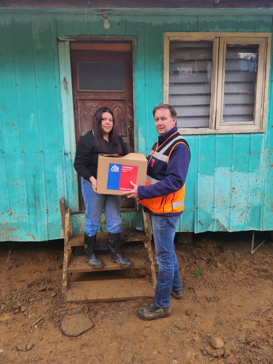 Senapred's tweet photo. Continuando con la entrega de elementos de ayuda para los vecinos de #Corral, en la Región de Los Ríos, que se vieron afectados por las intensas #Precipitaciones, uno de nuestros equipos liderado por el director de @SenapredRios Daniel Epprecht, llegó hasta la zona para reforzar el apoyo a las familias y revisar en terreno las labores realizadas hasta el momento.