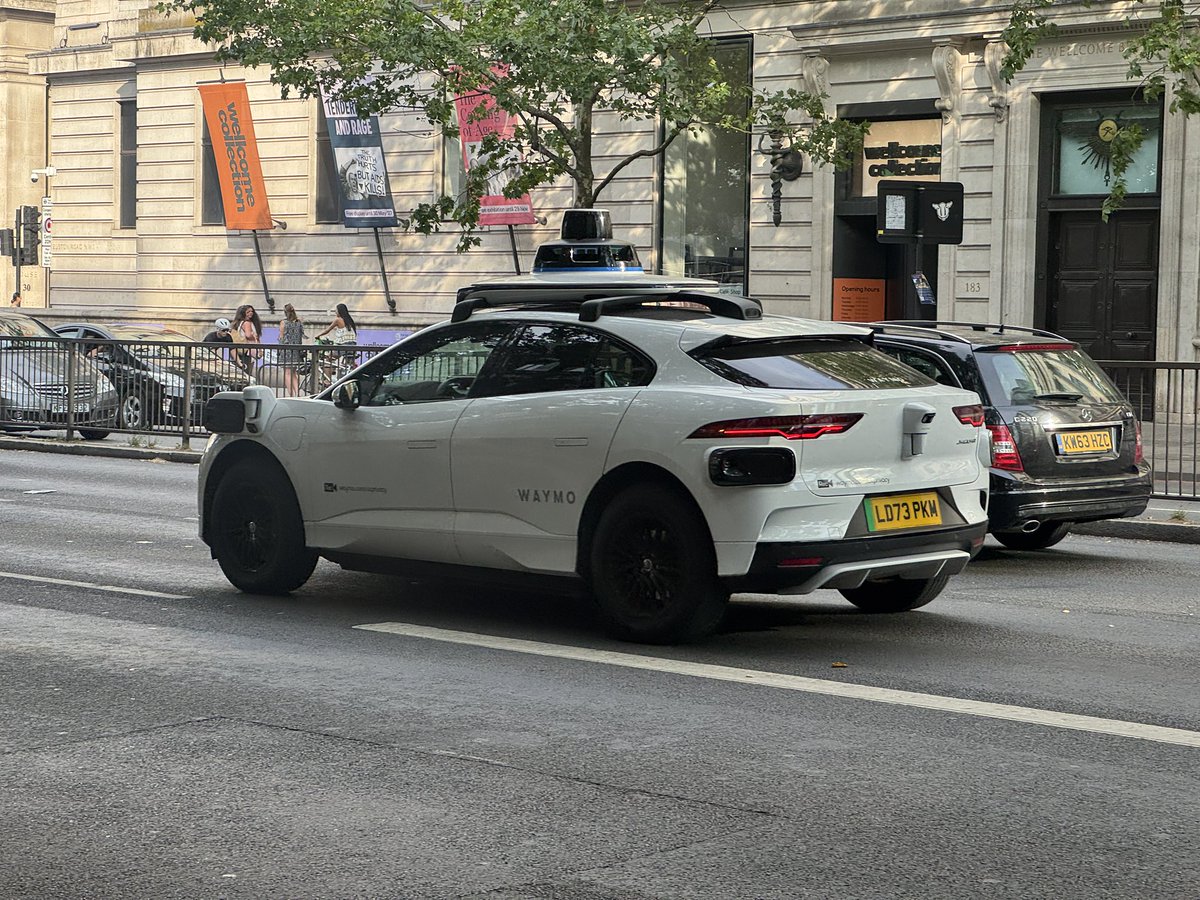 James_charging's tweet photo. Choose your fighter!

Feels like autonomy is coming real fast to London. In the space of a few months, robo-taxi test vehicles are everywhere (not to mention Tesla FSD)🤖🇬🇧 https://t.co/x4q6RNjwrF