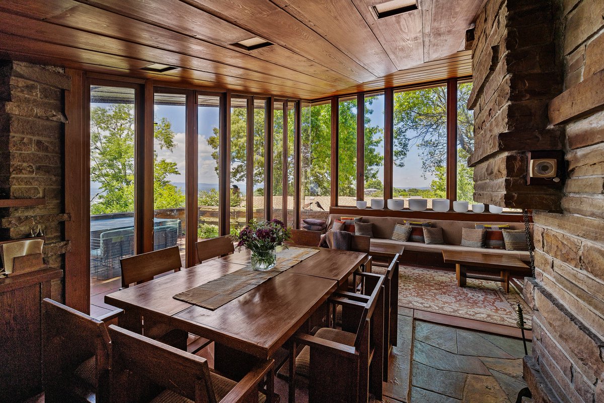 zillowgonewild's tweet photo. IT DOESNT GET BETTER THAN A FRANK LLOYD WRIGHT MCM and here’s Tennessee’s only FLW currently being offered for the first time ever on the market. Known as Shavin House, completed in 1952 and preserved by the original family for more than 75 years. Currently listed for only $1,600,000 (truly a steal)