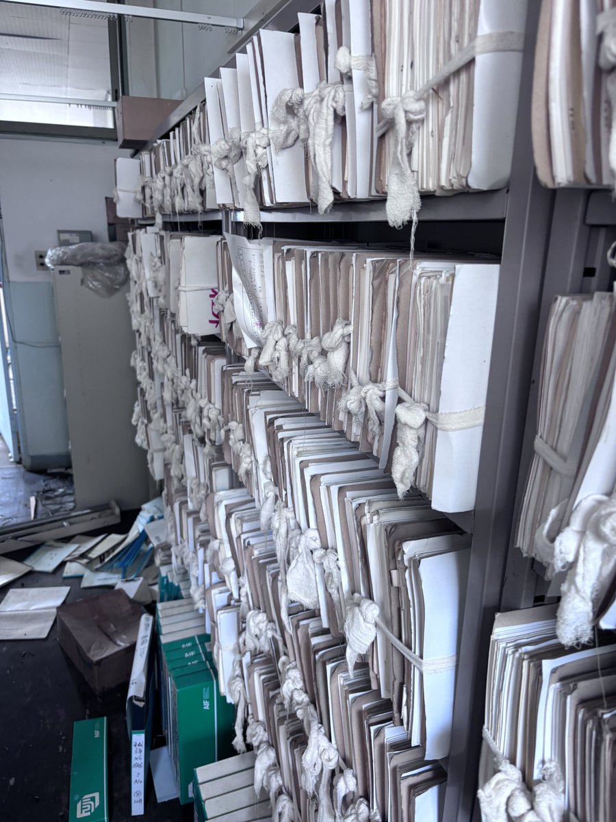 wasuretagano's tweet photo. 大量の情報、散乱された器具
今では考えられない放置具合
ここまでわざわざくすねに来るヤツは居ないか https://t.co/PBCSiNADOp