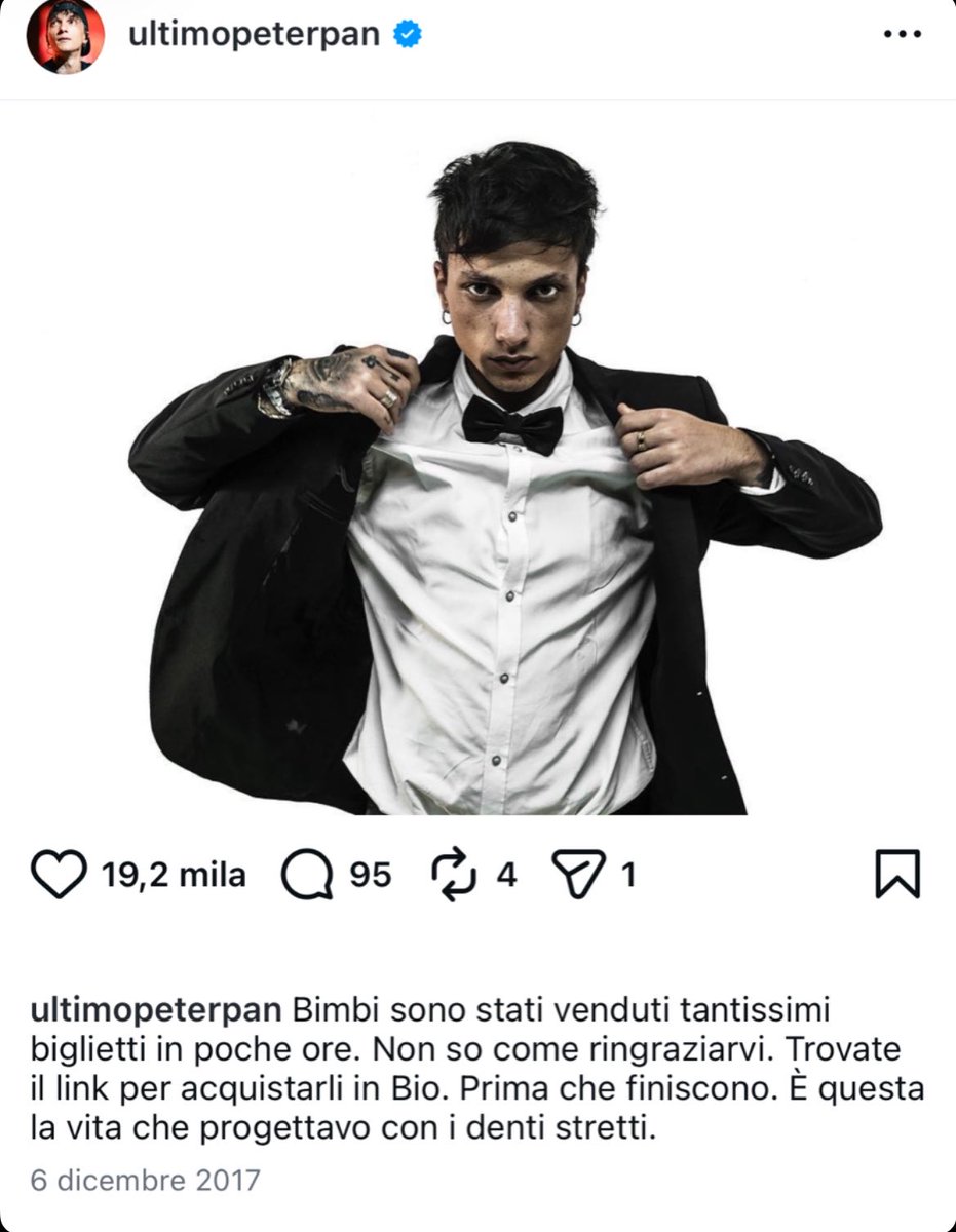 vivereinbilico's tweet photo. Ma guardate come sbandierava i sold out già dal 2017 (aveva riempito locali di 500 persone). Sarà pure egocentrico, ma di certo non è stata la fama a cambiarlo 🤣💗 https://t.co/vyfvEoB8xq
