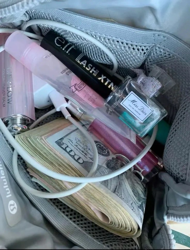 PositiveAuraB's tweet photo. pov: just a girl who needs a stack of bills &amp; her favorite lip gloss https://t.co/ltj647fG2K