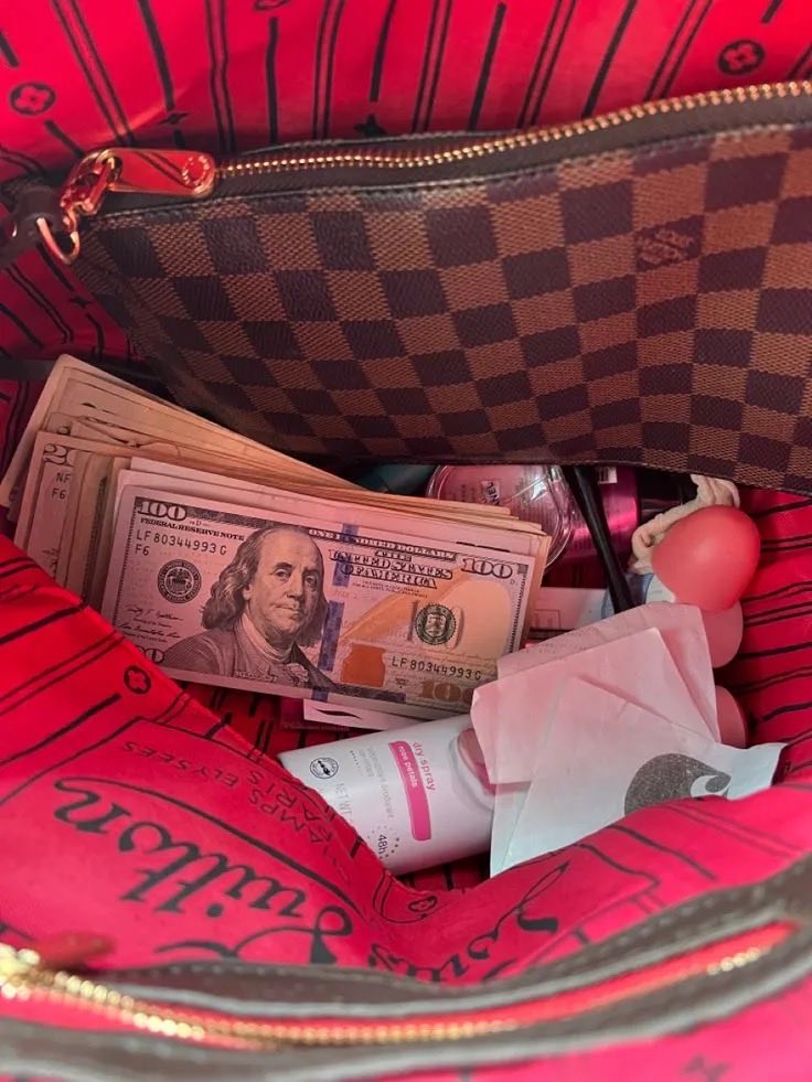 PositiveAuraB's tweet photo. pov: just a girl who needs a stack of bills &amp; her favorite lip gloss https://t.co/ltj647fG2K