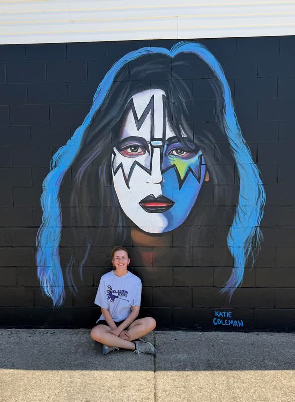 bob_robertnash's tweet photo. Here is Katie Coleman with her incredible mural of Ace Frehley.
Give her some love!
#FrehleyFriday
#70sKISS https://t.co/xjElgXcu9q