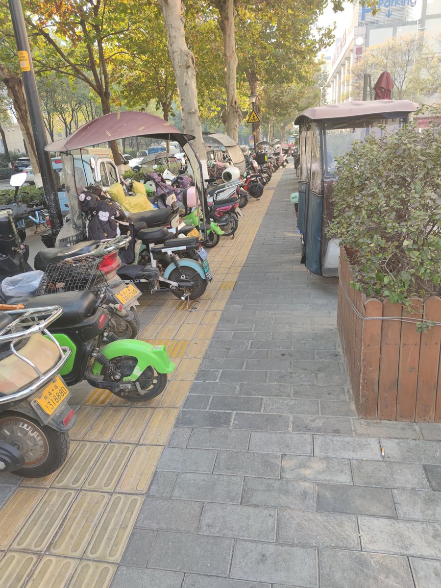 MissMlna's tweet photo. [City streets hum with unplanned stories, and today I caught one that felt like a quiet punch of warmth. ]， https://t.co/SEDHUhjUDf