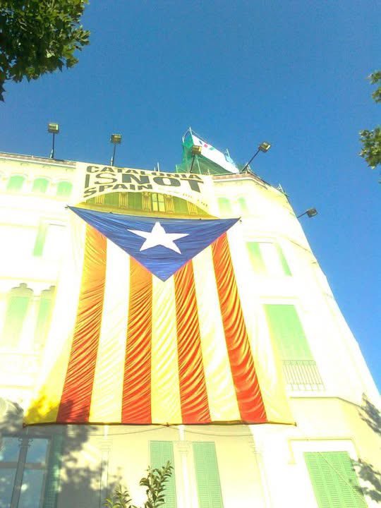LauraBorras's tweet photo. Fa 16 anys va començar a remoure’s alguna cosa al Passeig de Gràcia, a Catalunya. 

Pau Casals ho va dir alt i clar i aquell 10 de juliol de 2016 ho vam repetir: "We are Catalans whether they like it or not”. Perquè en democràcia, ningú no té dret a imposar quina és la nació d'un altre poble. 

I continuem estant tips de no poder ser en plenitud. Per això es tornaran a remoure coses, ens tornarem a moure. Perquè tenim el deure de no rendir-nos i no ens hem rendit!