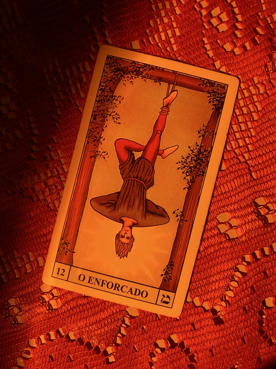 melloracles's tweet photo. ♊️✨ GÊMEOS — até dezembro:

Gêmeos, até o fim de dezembro você vai ser chamado a mudar suas perspectivas, porque a tendência é se sentir preso a acontecimentos, vínculos ou pessoas que não estão ou não estarão mais na sua vida nos próximos meses, mas que, ainda assim, te deixam em um ciclo de dependência onde não existe benefício para você. Mesmo sabendo disso, irá ter dificuldade em aceitar a importância se libertar, tende a escolher em alguns momentos, se agarrar e permanecer sem uma movimentação que te tire desse ciclo, esperando que algo simplesmente mude.

Essa energia não quer dizer que você estará no poço da estagnação, mas que, em muitos momentos, mesmo quando vários aspectos da sua vida estiverem acontecendo, estará ligado ao que não te permite seguir em frente totalmente. No entanto, até dezembro sua perspectiva tem tendência a mudar. Aos poucos, começa a compreender que talvez o que te deixa preso a esse ciclo seja um vitimismo ou inferiorização… Quando começa a se adaptar a ideia que talvez tenha errado também, que não é apenas vítima de tudo ou daquela situação, que também pode ter influenciado alguns fatores, que não é nenhum coitado e que tem, sim, capacidade de fazer as coisas serem diferentes; quando aceita que aquele caminho não é realmente o caminho para você e, então, segue o que está à frente e disponível, a chave virá trazendo as melhorias.

Até dezembro você vai ter que aprender a dançar a dança do desprendimento e, talvez, da aceitação, fazer os sacrifícios necessários para sair dessa sensação de que tem algo te prendendo, quando, na verdade, é você que está segurando por medo da mudança.