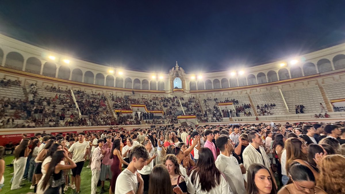 tv_melilla's tweet photo. Muchos jóvenes están siguiendo el partido de España en la plaza de Toros, donde al término del encuentro actuará De la Rose https://t.co/NU5Gn7rbHu