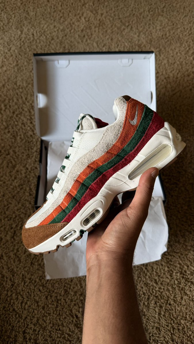 PureDopeKicks's tweet photo. The quality on the Air Max 95 “7-Eleven” are 🔥  
What’s your thoughts? https://t.co/0iQhLCCki2
