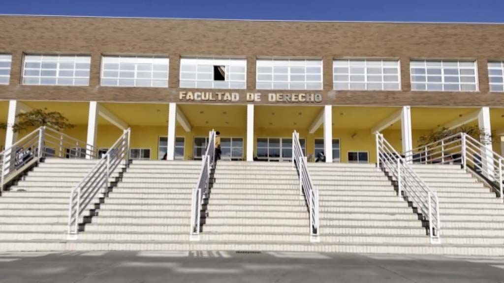 fuengirolatv's tweet photo. Los jóvenes fuengiroleños ya pueden solicitar las nuevas ayudas al transporte. El Ayuntamiento subvencionará los desplazamientos de alumnos de bachill https://t.co/VXEcQaZ1V0 https://t.co/Rfv8EULJGm