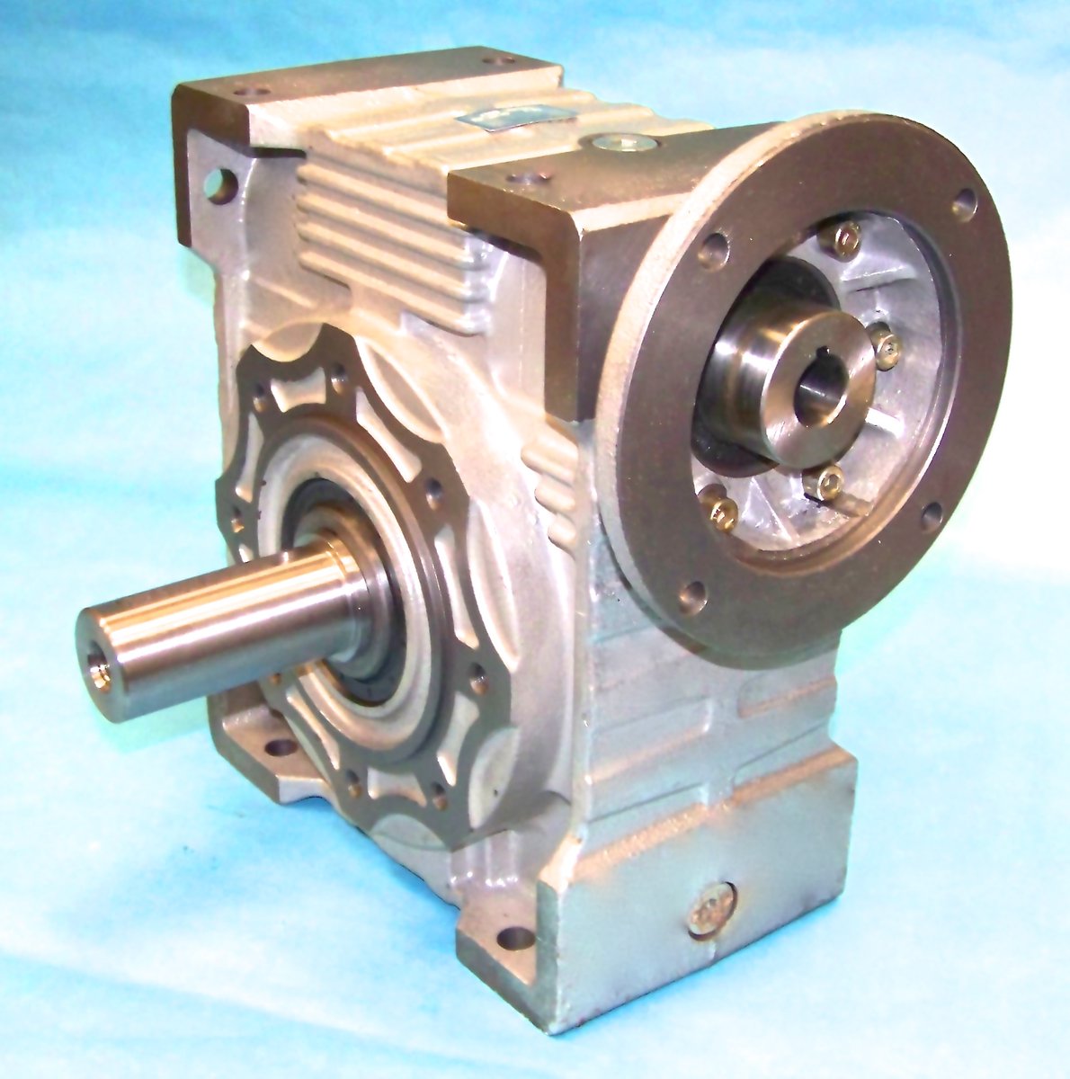 IPTSinc's tweet photo. Keep your machines running with IPTS gear drives—engineered to meet a wide range of component requirements and built for reliable performance. Let our team help you find the right solution for your application. Visit https://t.co/cqXzZBsht7 today. https://t.co/9e4zlIQYv7