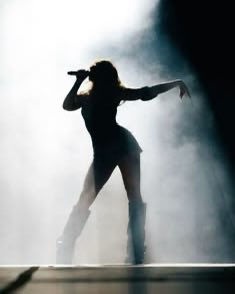 dzarcais's tweet photo. Tate McRae silhouette is insane.😩 https://t.co/bhaY6LXuRp
