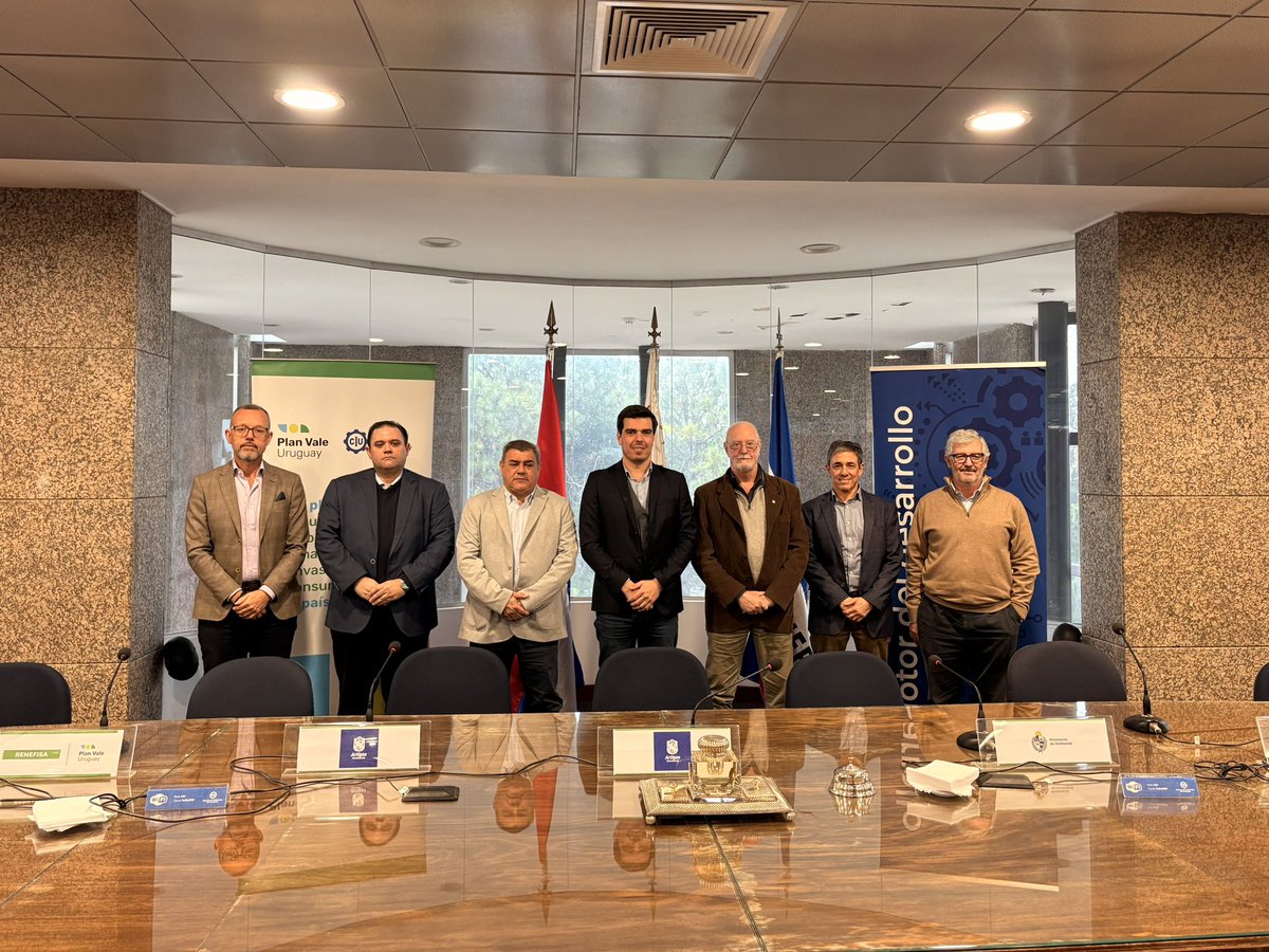 planvaleuy's tweet photo. @camindus @MAmbienteuy ¡Gracias a las autoridades que nos acompañaron! 

Seguimos trabajando para que la recuperación de reciclables sea un hecho en todo el Uruguay. https://t.co/23sKkgU3u3