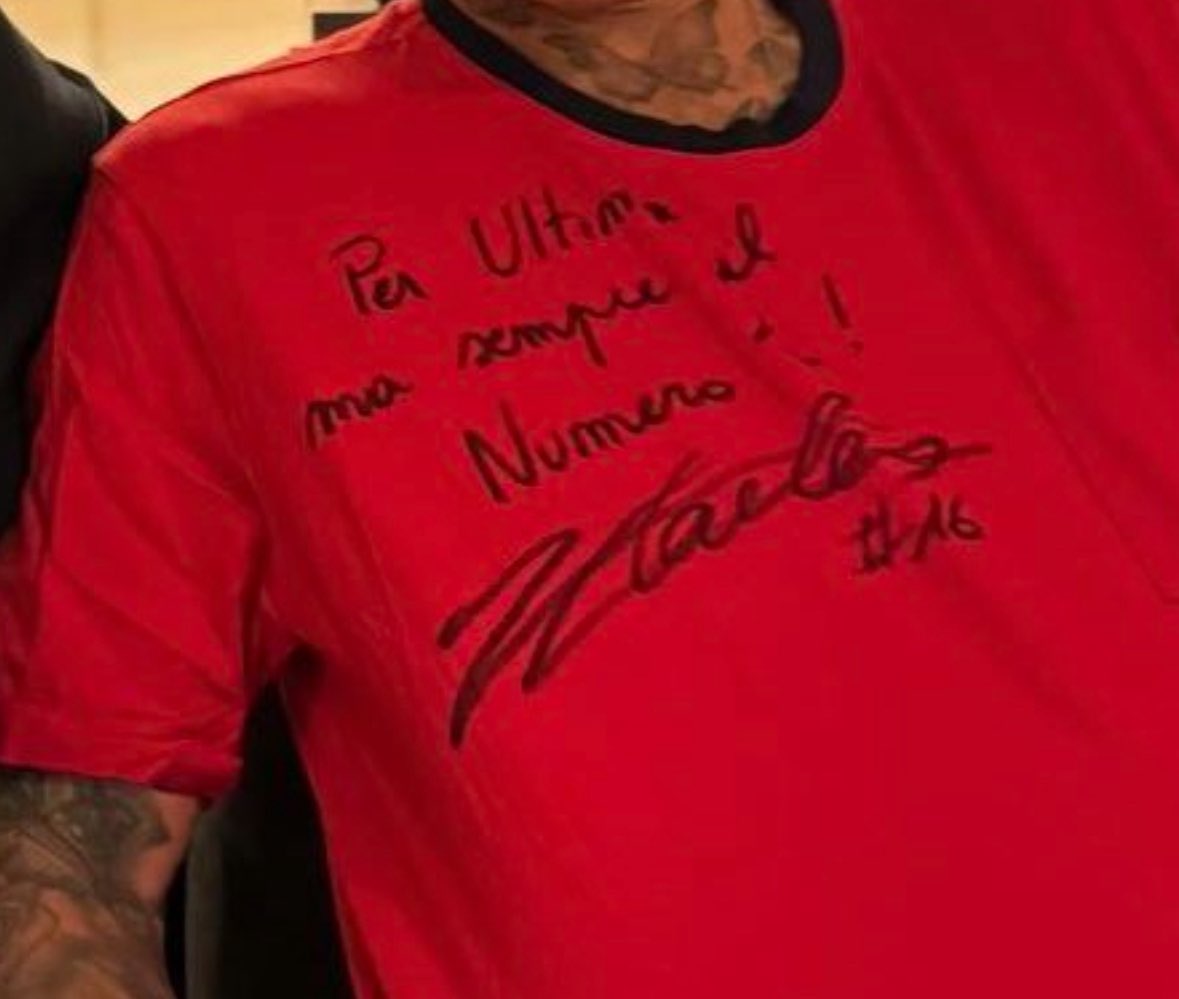 comunqueconnic's tweet photo. comunque leclerc quando gli ha scritto questa dedica ci aveva visto lungo già sapeva sarebbe diventato il numero 1 della storia della musica live italiana !!!! https://t.co/LmcKPK892f