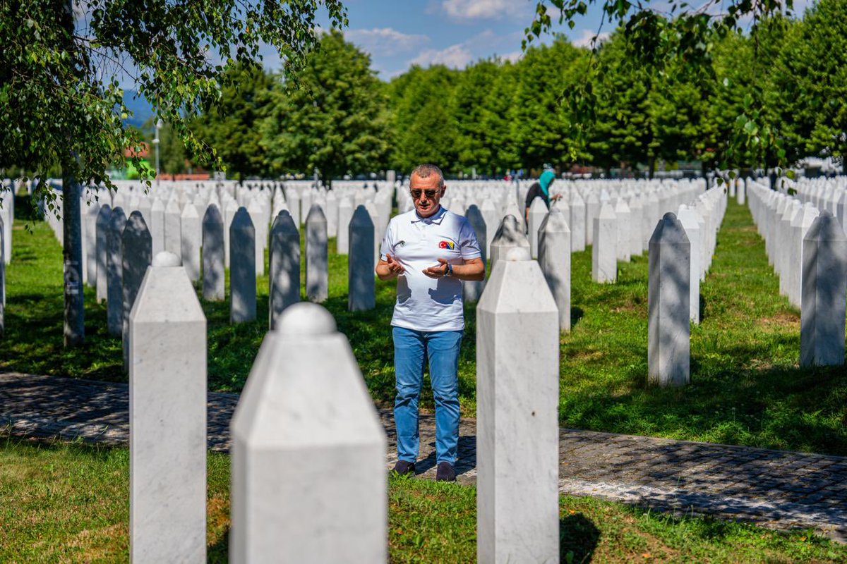 tahirbuyukakin's tweet photo. Srebrenitsa Soykırımı’nın yıl dönümünde, tarihin en büyük yaralarından birinin tazelendiği Potoçari Anıt Mezarı’ndaydık. 

Soykırım kurbanlarımızı mezarları başında dualarla andık; bu acı topraklarda dökülen her damla gözyaşının ve adaletsizliğin hüznünü bir kez daha yüreğimizde hissettik. 

Potoçari Han’da vatandaşlarımızla bir araya gelerek hasbihal ettik, dertleştik. Ardından, soykırımın acısını tüm dünyaya haykırmak ve yaşananları unutmamak/unutturmamak adına düzenlenen 'Marş Mira' (Barış Yürüyüşü) katılımcılarını ziyaret ettik.

Kocaeli Büyükşehir Belediyesi olarak; bu anlamlı yürüyüşü gerçekleştiren kardeşlerimizin yanında yer almanın gururunu yaşıyoruz. Kamp alanında yürüyüşçülerimizin gıda ihtiyaçlarını karşılayarak, adalet arayışlarına ve bu anlamlı yürüyüşlerine destek sunuyoruz.

Srebrenitsa'yı unutmadık, unutmayacağız! Adalet yerini bulana, acılarımız hafifleyene kadar bu topraklarda kardeşlerimizin sesi olmaya devam edeceğiz.