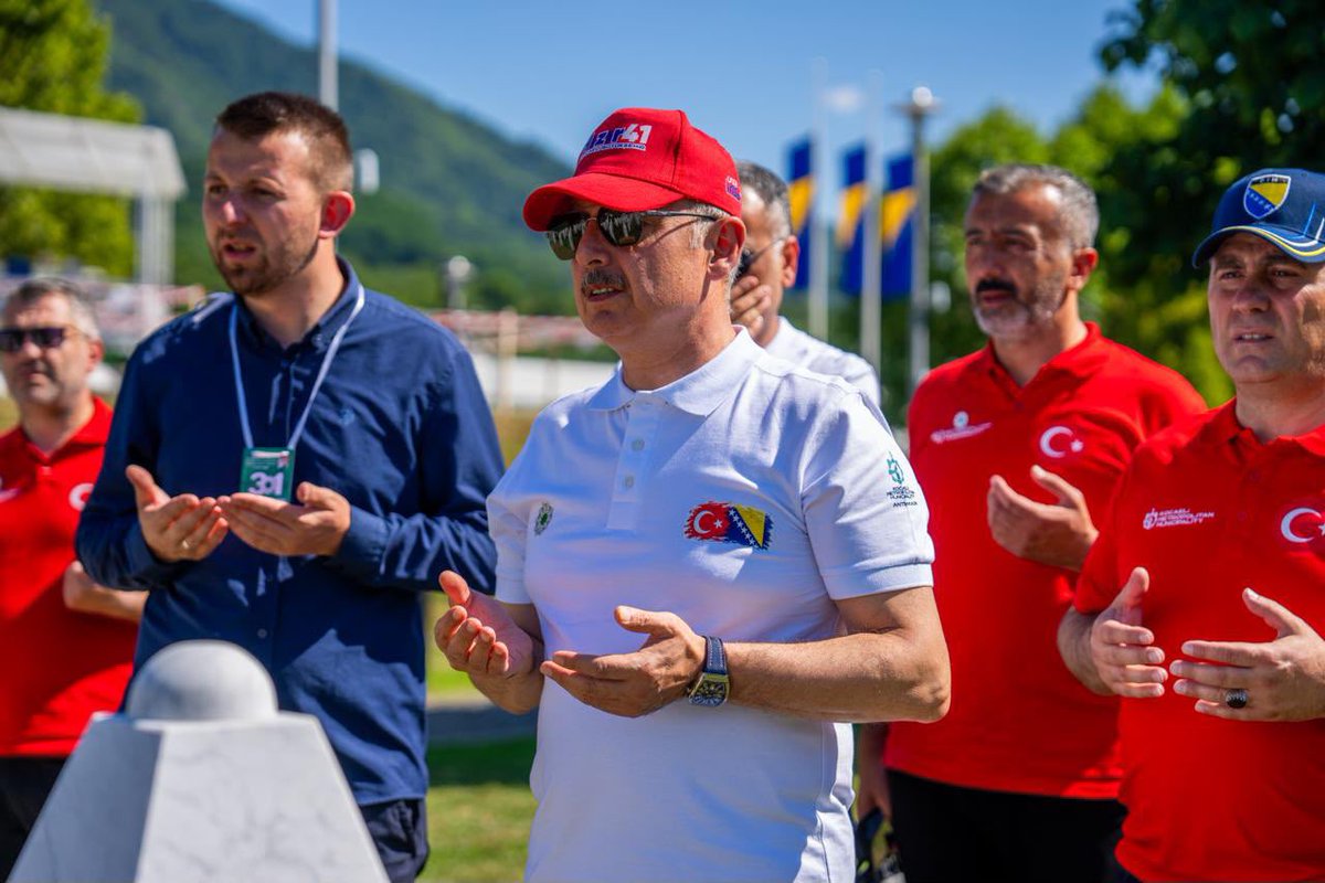 tahirbuyukakin's tweet photo. Srebrenitsa Soykırımı’nın yıl dönümünde, tarihin en büyük yaralarından birinin tazelendiği Potoçari Anıt Mezarı’ndaydık. 

Soykırım kurbanlarımızı mezarları başında dualarla andık; bu acı topraklarda dökülen her damla gözyaşının ve adaletsizliğin hüznünü bir kez daha yüreğimizde hissettik. 

Potoçari Han’da vatandaşlarımızla bir araya gelerek hasbihal ettik, dertleştik. Ardından, soykırımın acısını tüm dünyaya haykırmak ve yaşananları unutmamak/unutturmamak adına düzenlenen 'Marş Mira' (Barış Yürüyüşü) katılımcılarını ziyaret ettik.

Kocaeli Büyükşehir Belediyesi olarak; bu anlamlı yürüyüşü gerçekleştiren kardeşlerimizin yanında yer almanın gururunu yaşıyoruz. Kamp alanında yürüyüşçülerimizin gıda ihtiyaçlarını karşılayarak, adalet arayışlarına ve bu anlamlı yürüyüşlerine destek sunuyoruz.

Srebrenitsa'yı unutmadık, unutmayacağız! Adalet yerini bulana, acılarımız hafifleyene kadar bu topraklarda kardeşlerimizin sesi olmaya devam edeceğiz.